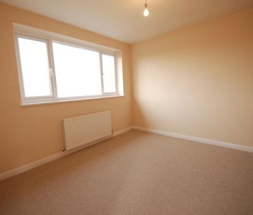 4 bedroom semi-detached house to rent - Photo 3