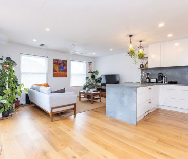 Stylish parkside retreat with lock-up over-sized garage - Photo 1