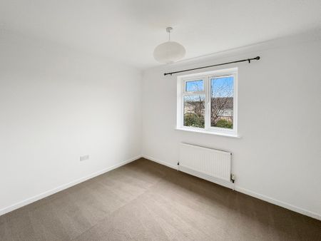 This two double bedroom mid-terrace property, is ideally located in the heart of the sought after Village of Great Shelford. Within easy walking distance to the mainline railway station, as well as other village amenities. - Photo 4