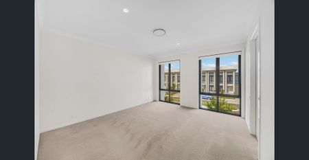 Ultra-Modern Family Home in Montaine Estate – Executive Style Living! - Photo 5