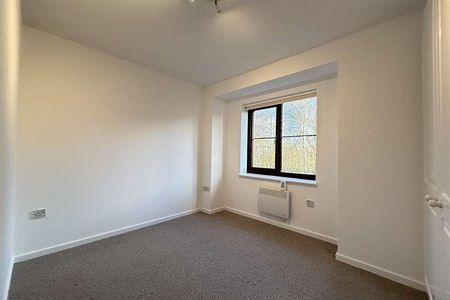 Rooksdown, Basingstoke, RG24 - Photo 4