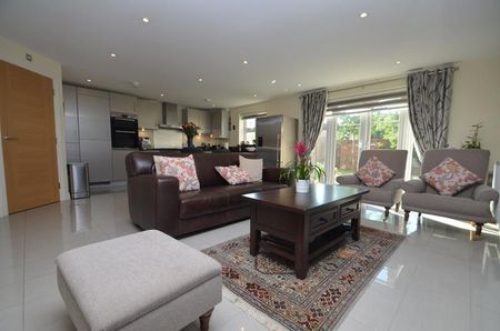 5 bedroom house - detached - Photo 3