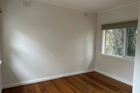 Well Looked after and located in a highly coveted area! - Photo 4