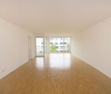 Behind the train station - right at the front! - Foto 6