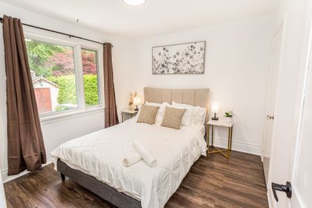 For Lease - 411 Maplehurst Avenue, Oakville, Ontario - Photo 2