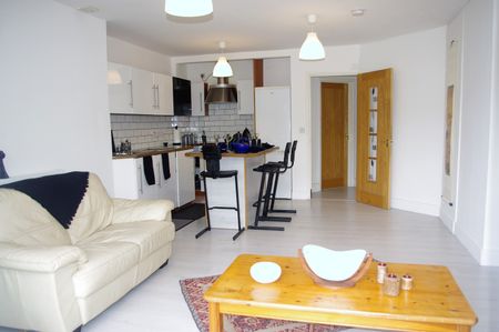 Spacious Four Bedroom Semi-Detached To Let Wallcote Avenue Brent Cross NW2 - Photo 2