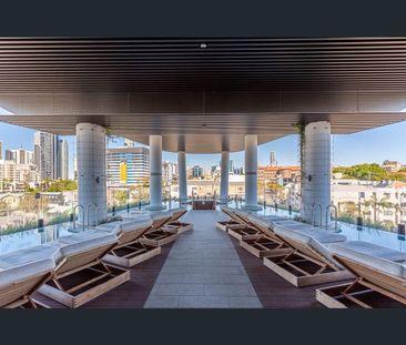 Furnished Modern 1-Bedroom Apartment in the Iconic FV “Flatiron” Tower - Photo 6