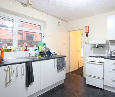 5 bedroom end of terrace house to rent - Photo 4
