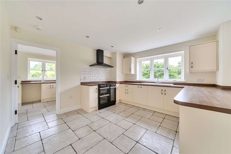 Detached family home in an idyllic rural location near Blandford. - Photo 5