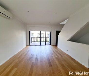 MODERN LIVING - Photo 1