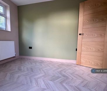 4 bedroom semi-detached house to rent - Photo 2