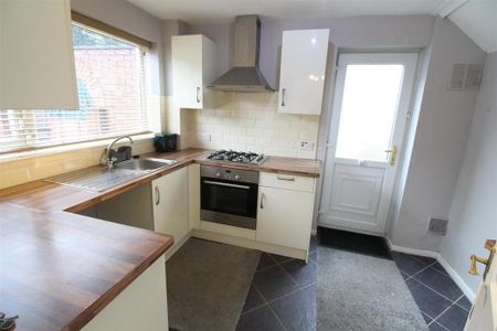 3 bedroom semi-detached house to rent - Photo 5