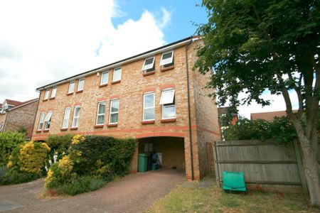 3 bedroom end of terrace to rent Farriers Road, Epsom, KT17 - Photo 5