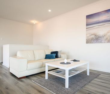 Spacious & Modern Retreat With Stunning Ocean Views (3-8 month leas... - Photo 4