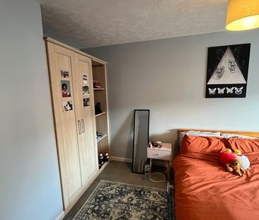 3 Bed Semi-Detached House, De Quincey Mews, E16 - Photo 6