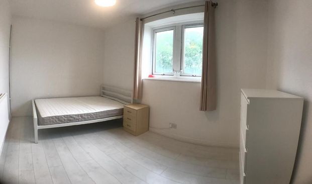 1 bedroom in a flat share to rent - Photo 1