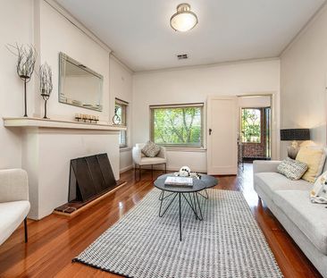 Single level period stunner with a touch of modern class - Photo 5