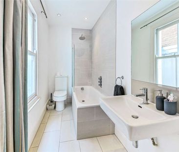A modern two bedroom, two bathroom ground floor flat with a private... - Photo 4