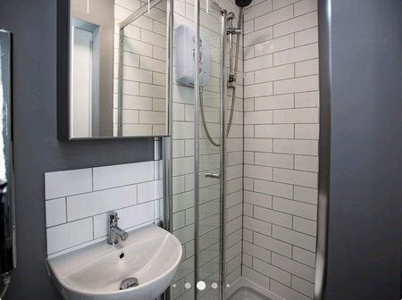 1 bedroom in a house share to rent - Photo 2
