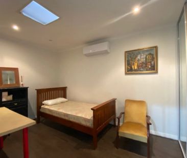 HUGE FURNISHED TOWNHOUSE - 3BR + 2BATH + ROOFTOP GARDEN! - Photo 4