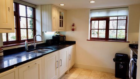 2 bedroom character property to rent - Photo 4