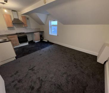 3 bedroom flat to rent - Photo 3