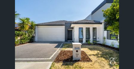 MODERN FAMILY LIVING - Photo 4