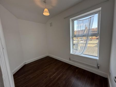 3 bedroom flat to rent - Photo 4