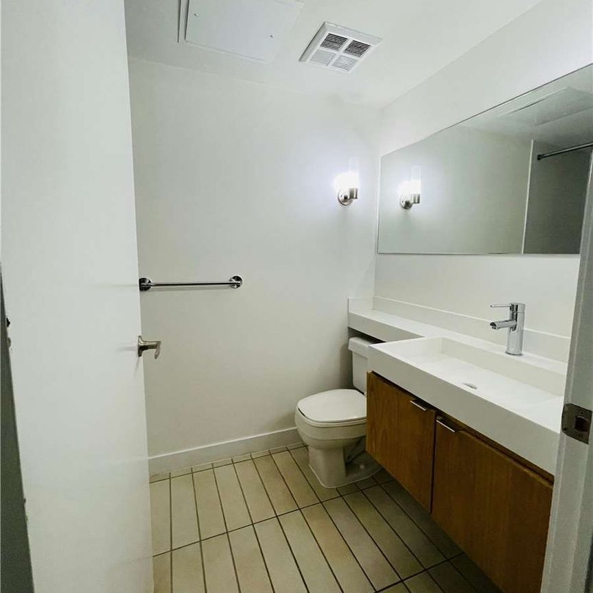 For Lease - 4 Spadina Avenue Unit# 811, Toronto, Ontario - Photo 1
