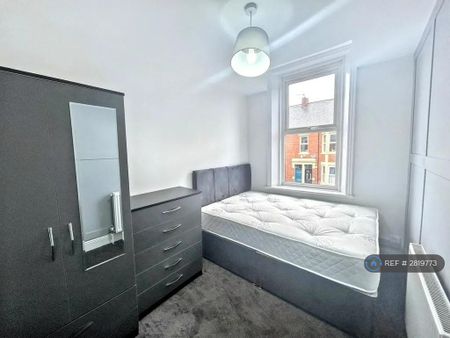 1 bedroom in a flat share to rent - Photo 5