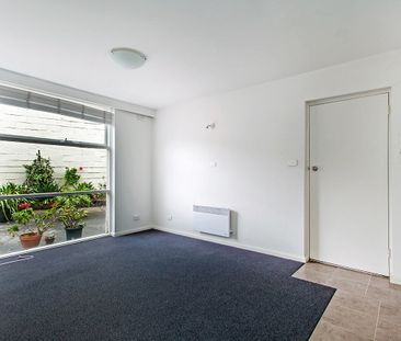 The Quintessential Carlton Apartment - Photo 1