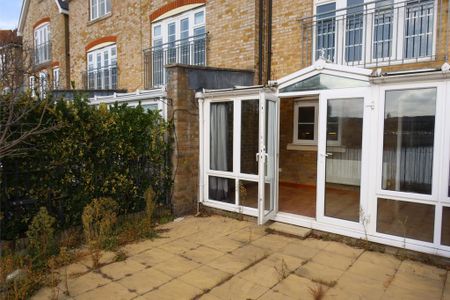 3 bedroom terraced house to rent - Photo 5