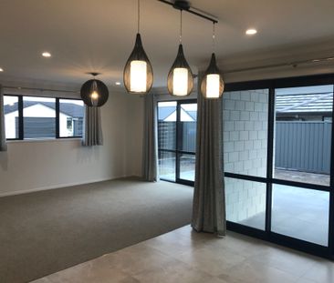 NEARLY NEW, SPACIOUS, MODERN FAMILY HOME SITTING PRETTY IN THE LAKES. - Photo 1