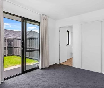 New Four Bedroom In Lincoln! - Photo 3