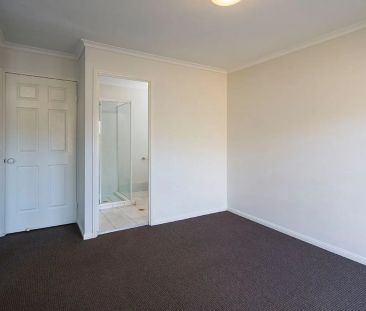 Spacious 3-Bedroom Villa in Quiet Carindale Village with Pool Access - Photo 5