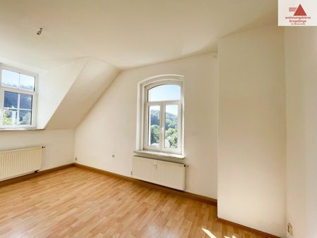 5-Raum-Dachgeschosswohnung mit Loggia und schöner Sicht in Annaberg-Buchholz! - Photo 2