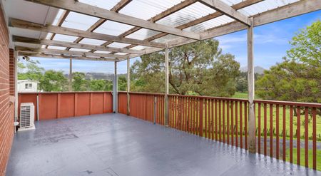 Family Home with Expansive Garaging / Workshop - Photo 4