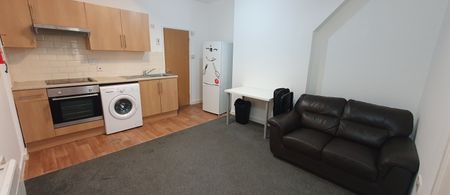 Flat 4, 2 West Luton Place, Adamsdown, Cardiff, CF24 0EW - Photo 2