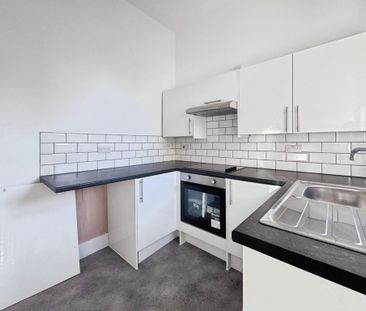 2 bedroom ground floor flat to rent - Photo 3