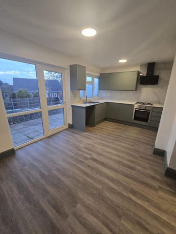 4 bedroom semi-detached house to rent - Photo 4