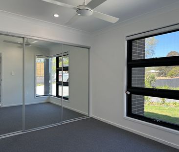 Spacious Near New 3 Bedroom House - Photo 2