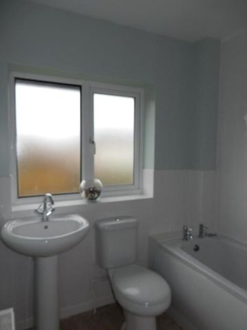 3 bedroom semi-detached house to rent - Photo 4