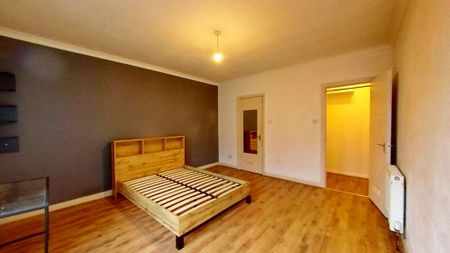 3 bedroom flat to rent - Photo 4