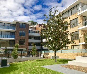 Stylish and Luxurious One Bedroom Apartment with Separate Study - Photo 4