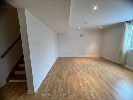 Townhouse For Lease | N8138144 - Photo 2