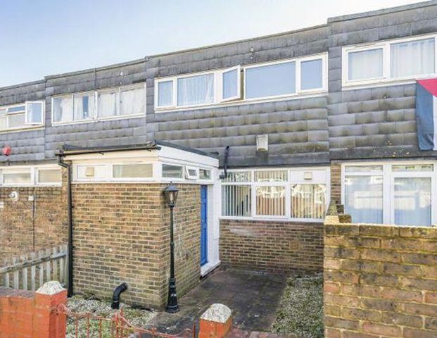 4 bedroom property to rent - Photo 1