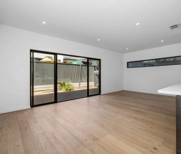 Contemporary Designer Living in Prime Magill Location - Photo 3