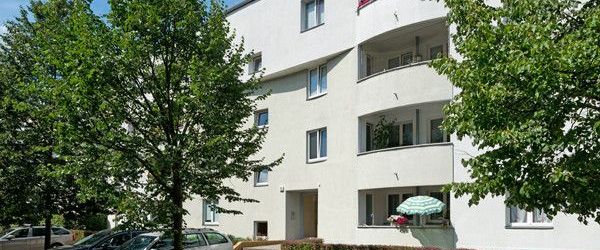 Top gepflegt 2 Zimmer mit Balkon, Einbauküche, Wannenbad ab Ende 02/25 ! - Photo 1