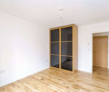 A spacious modern apartment set in vibrant Sevenoaks - Photo 1