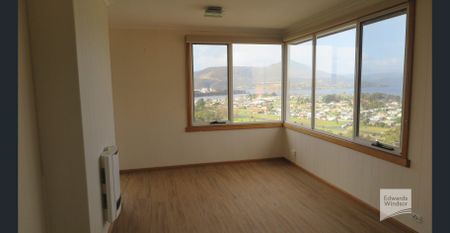 Beautiful Family Home With Stunning Views & Exceptional Outdoor Living - Photo 4